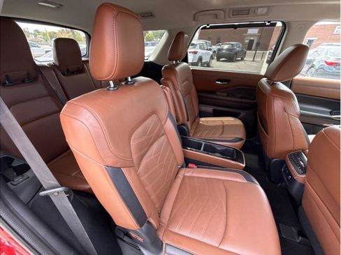 Used 2022 Nissan Pathfinder Platinum w/ Cargo Package FWD image 18