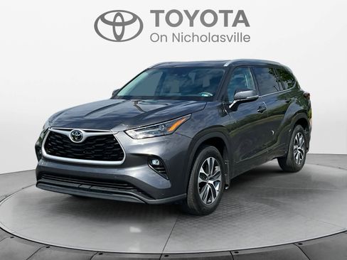 Used 2022 Toyota Highlander XLE AWD/4WD image 1