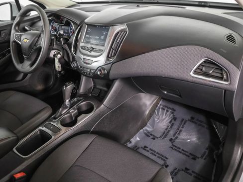 Used 2017 Chevrolet Cruze LT image 42