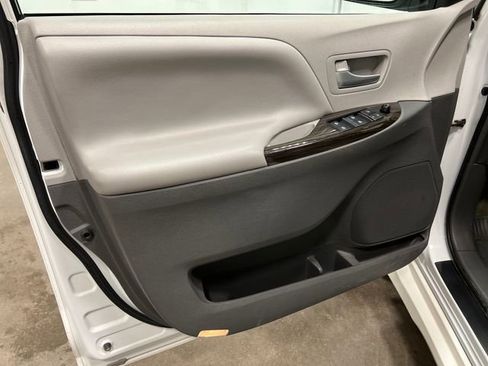 Used 2018 Toyota Sienna XLE w/ XLE Navigation Package image 10