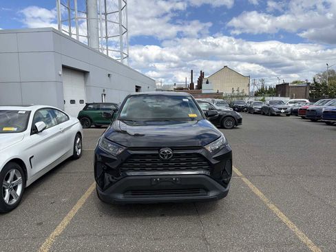 Used 2022 Toyota RAV4 LE AWD/4WD image 4