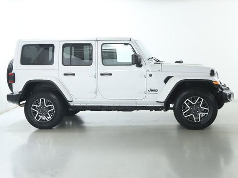 Used 2025 Jeep Wrangler Unlimited Sahara AWD/4WD image 11