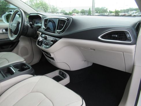 Used 2017 Chrysler Pacifica Platinum FWD image 11