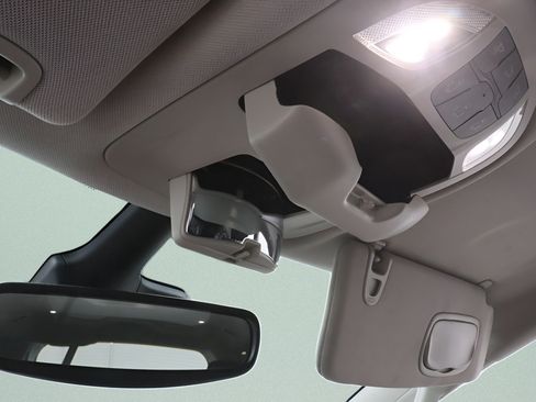 Used 2023 Chrysler Pacifica Touring-L FWD image 12