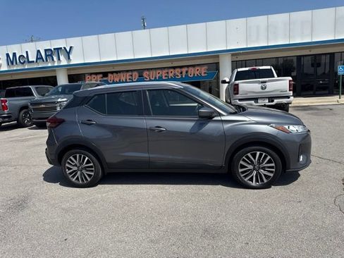 Used 2022 Nissan Kicks SV FWD image 2