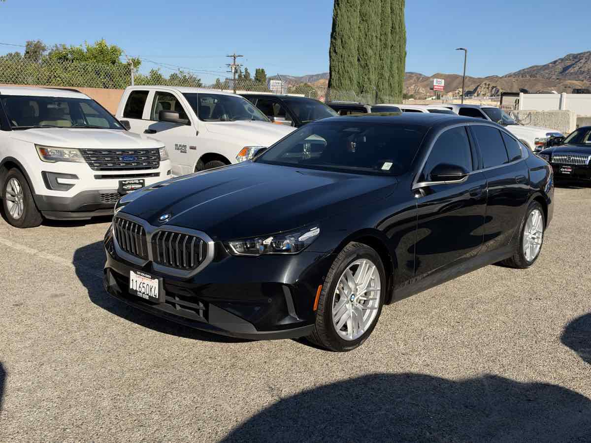 Used 2025 BMW 530i w/ Premium Package RWD image 3