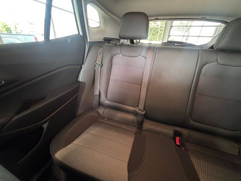 Used 2025 Chevrolet Trax LT FWD image 39