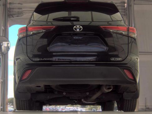 Used 2022 Toyota Highlander LE AWD/4WD image 7