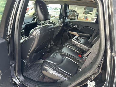 Used 2017 Jeep Cherokee Latitude w/ Comfort/Convenience Group image 16