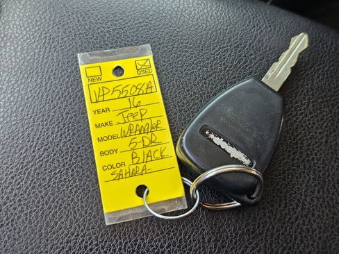 Used 2016 Jeep Wrangler Unlimited Sahara w/ Connectivity Group AWD/4WD image 31