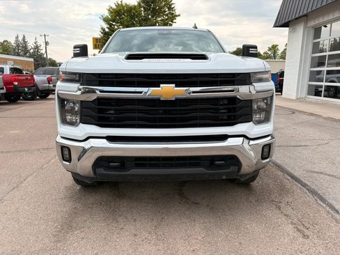 Used 2025 Chevrolet Silverado 2500 LT AWD/4WD image 3