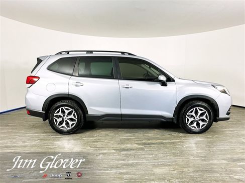 Used 2022 Subaru Forester Premium image 9