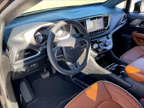 Used 2024 Chrysler Pacifica Pinnacle image 15