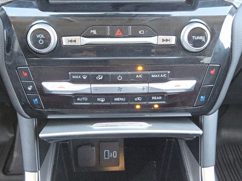 Used 2022 Ford Explorer Limited w/ Equipment Group 301A image 19