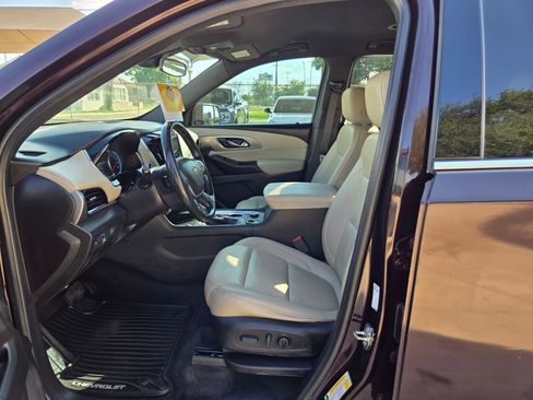 Used 2022 Chevrolet Traverse LT FWD image 9