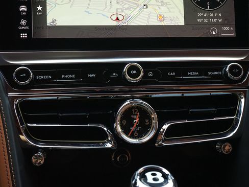 Used 2022 Bentley Flying Spur Plug-In Hybrid AWD/4WD image 18