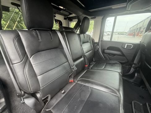 Used 2022 Jeep Wrangler Unlimited Sahara w/ Cold Weather Group AWD/4WD image 11