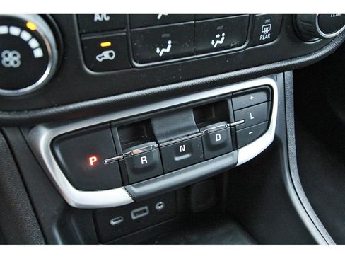 Used 2024 GMC Terrain SLE FWD image 24
