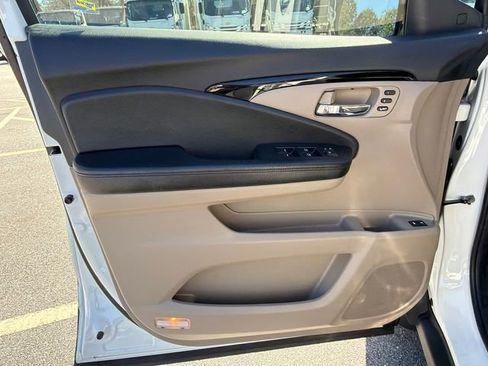 Used 2021 Honda Pilot Touring image 10
