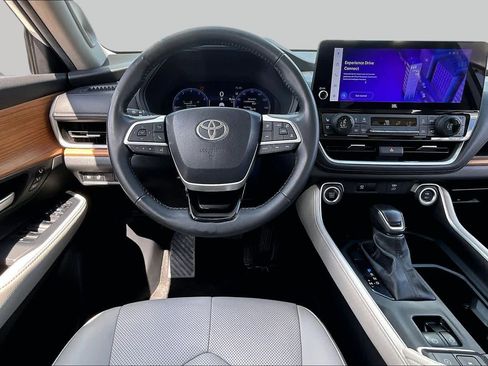 Used 2024 Toyota Grand Highlander AWD image 6