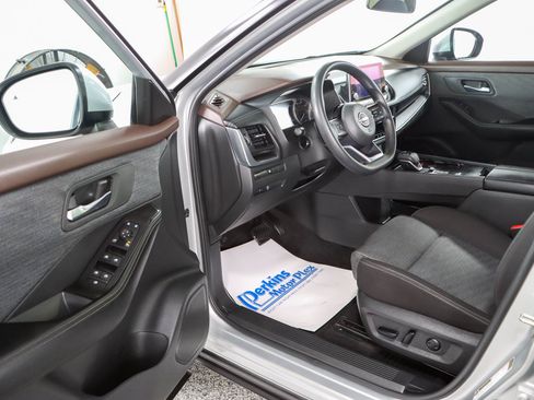 Used 2023 Nissan Rogue SV FWD image 3