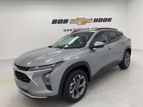 Used 2024 Chevrolet Trax LT image 1