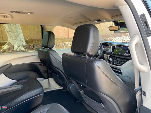 Used 2024 Chrysler Pacifica Limited FWD image 35