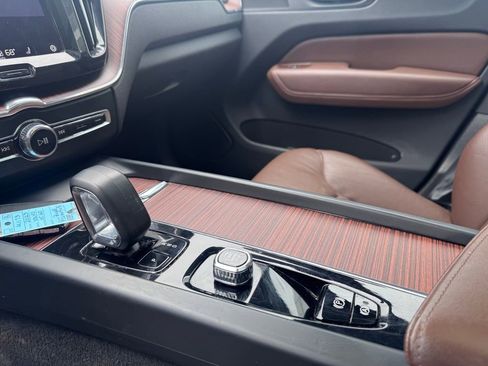 Used 2023 Volvo XC60 B5 Plus image 17