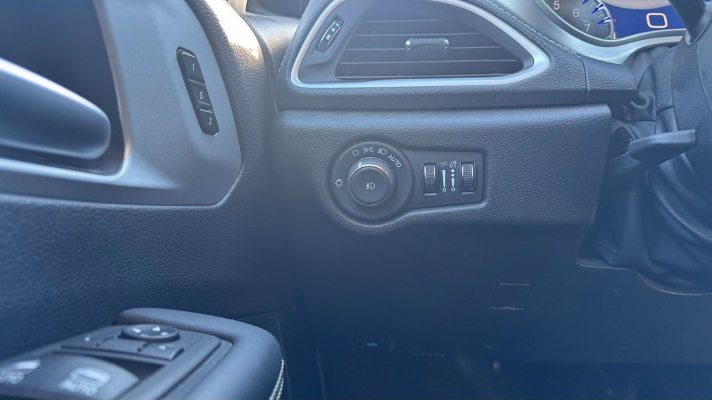Used 2024 Chrysler Pacifica Touring-L w/ S Appearance Package FWD image 13