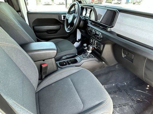 Certified 2025 Jeep Gladiator Sport AWD/4WD image 12