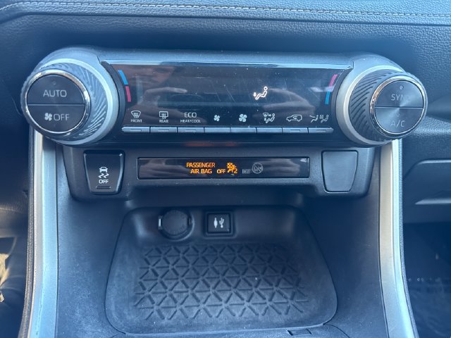 Used 2019 Toyota RAV4 LE w/ Carpet Mat Package AWD/4WD image 24