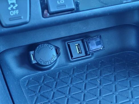 Used 2021 Toyota RAV4 XLE Premium image 24