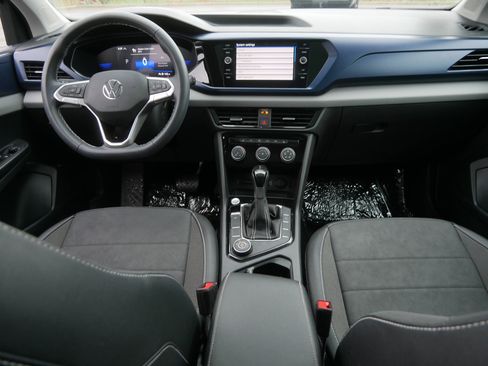 Used 2023 Volkswagen Taos SE w/ Panoramic Sunroof Package AWD/4WD image 10