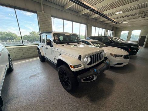 Used 2024 Jeep Wrangler Unlimited Sahara w/ Safety Group AWD/4WD image 5