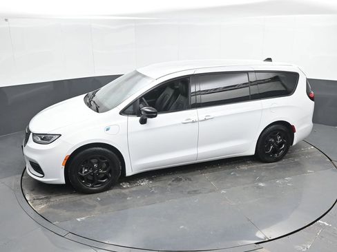 Used 2024 Chrysler Pacifica Limited FWD image 44
