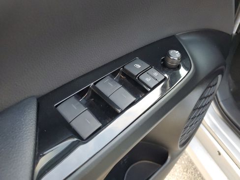 Used 2019 Toyota Prius XLE w/ Phone Cable & Charge Package image 23