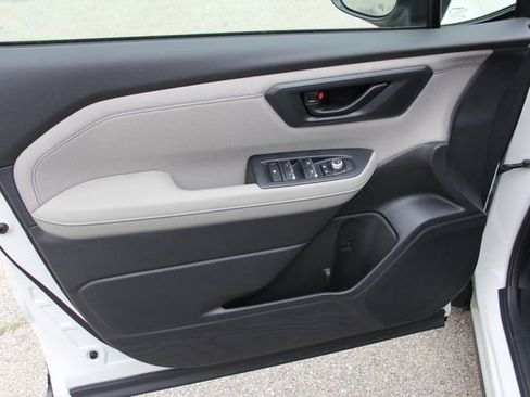 Used 2025 Subaru Forester Premium AWD/4WD image 16