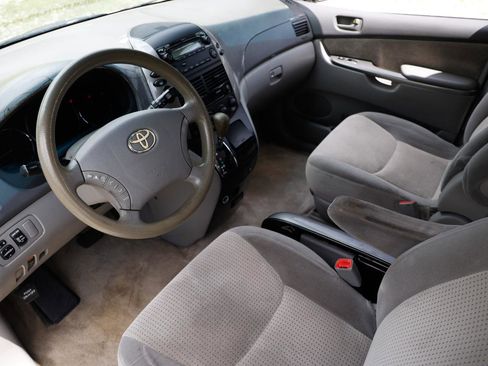 Used 2010 Toyota Sienna CE FWD image 4