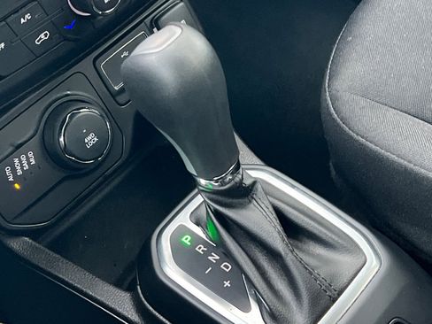 Used 2023 Jeep Renegade Latitude image 23