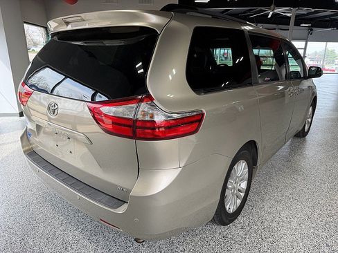 Used 2016 Toyota Sienna XLE Premium FWD image 3
