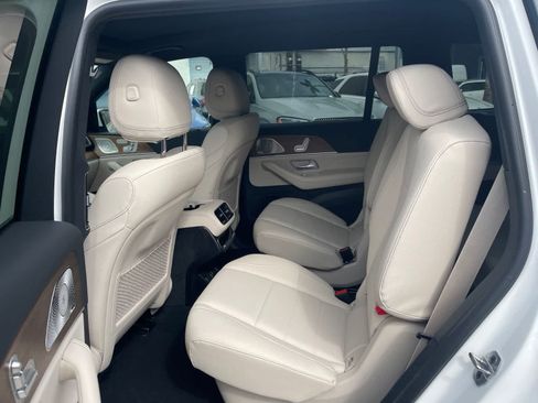 Used 2025 Mercedes-Benz GLS 450 4MATIC image 6