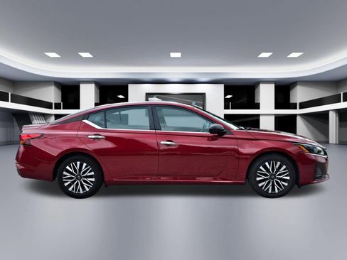 Used 2024 Nissan Altima 2.5 SV FWD image 7