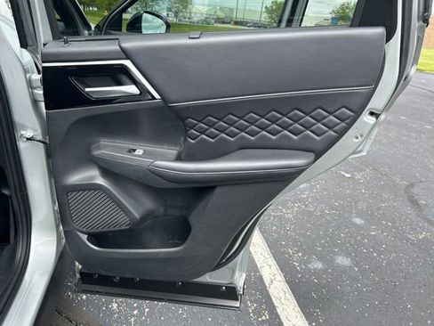 Used 2025 Mitsubishi Outlander 4WD Plug-In Hybrid image 23