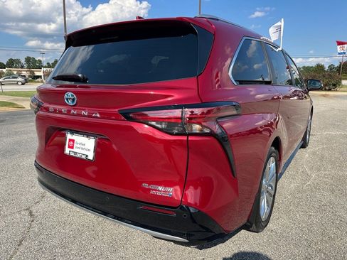 Used 2024 Toyota Sienna Platinum image 3