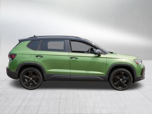 Certified 2025 Volkswagen Taos SE AWD/4WD image 8