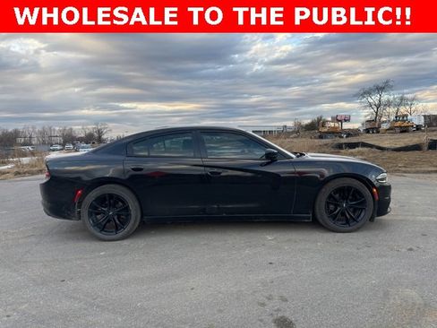 Used 2016 Dodge Charger SE image 3