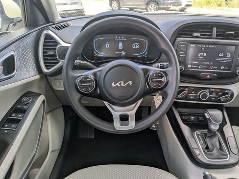 Certified 2025 Kia Soul LX w/ LX Technology Package FWD image 15