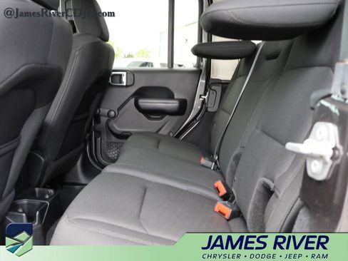 Used 2018 Jeep Wrangler Unlimited Sport AWD/4WD image 17