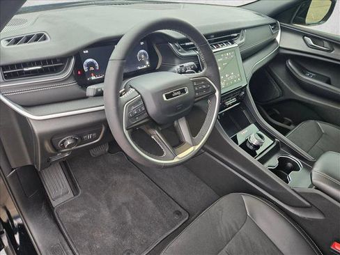 Used 2025 Jeep Grand Cherokee Altitude image 9