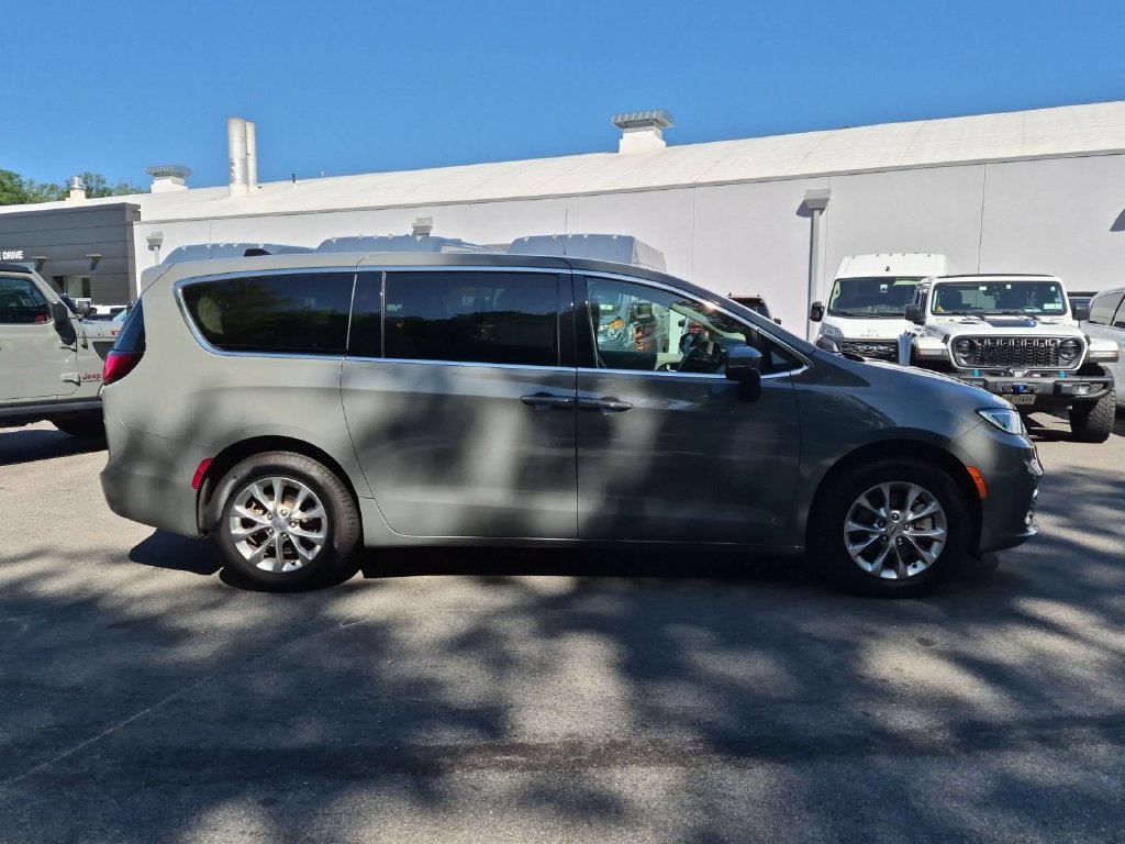 Used 2023 Chrysler Pacifica Touring-L AWD/4WD image 2